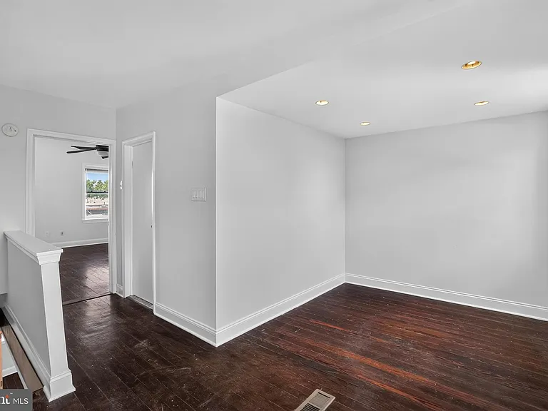 2623 Emerald St — Photo 17