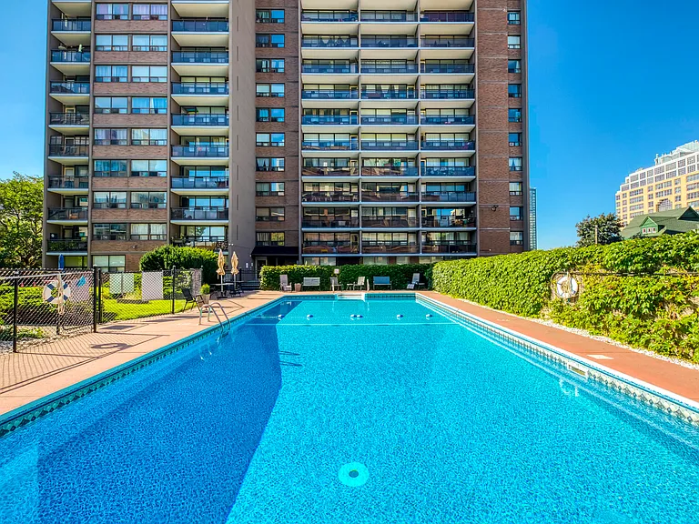 221 Queen St S — Photo 7
