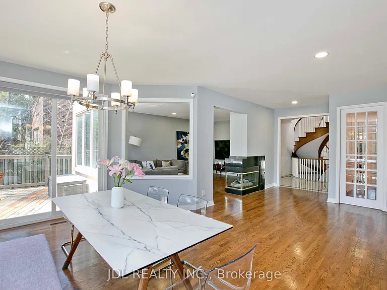 53 Aldershot Cres — Photo 9