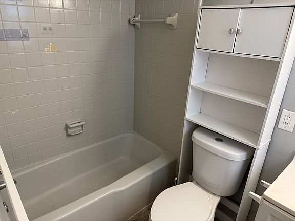 3rd image of 1118 N H St #11494079