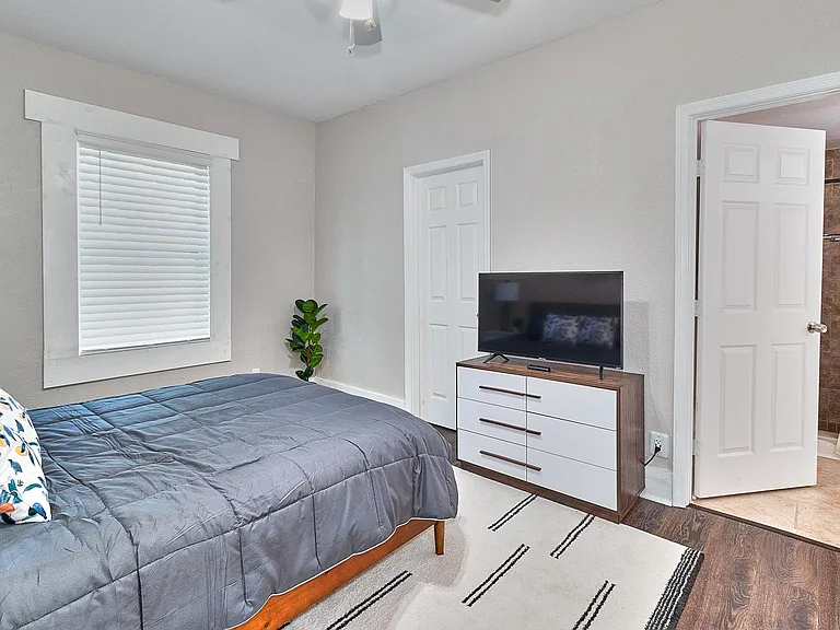 811 E Genesee St — Photo 33