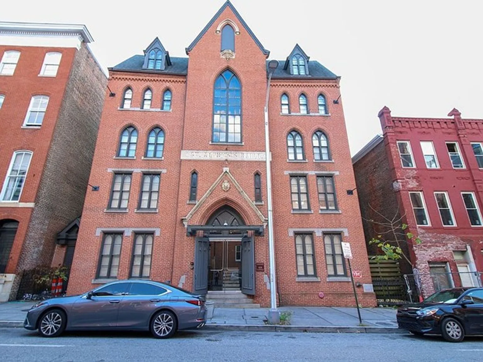 125 W Saratoga Street — Photo 2