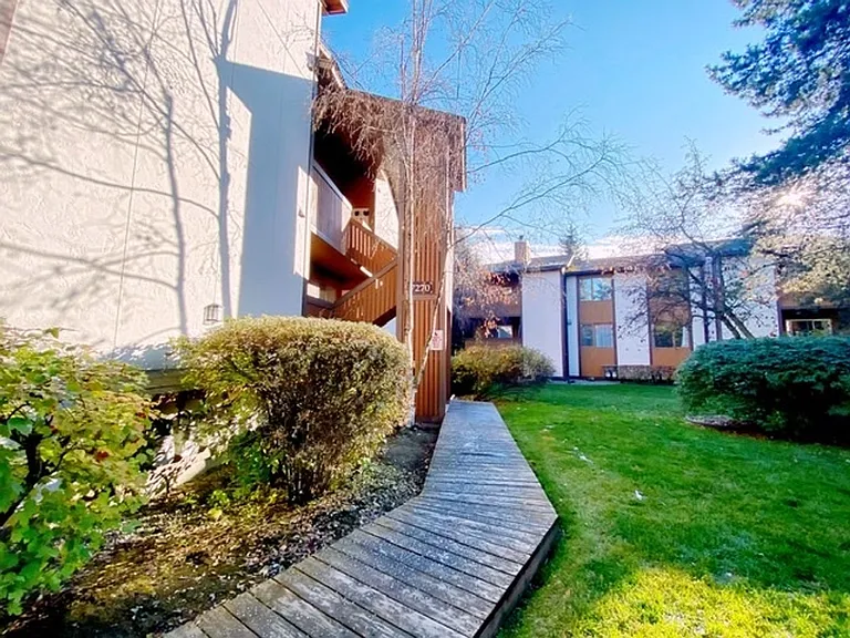 7270 Huntsmen Cir #F — Photo 17