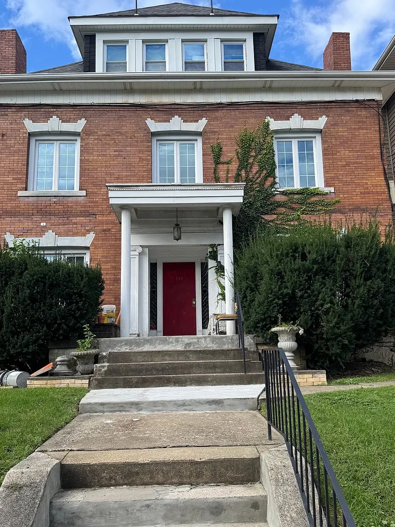 640 College St. — Photo 1