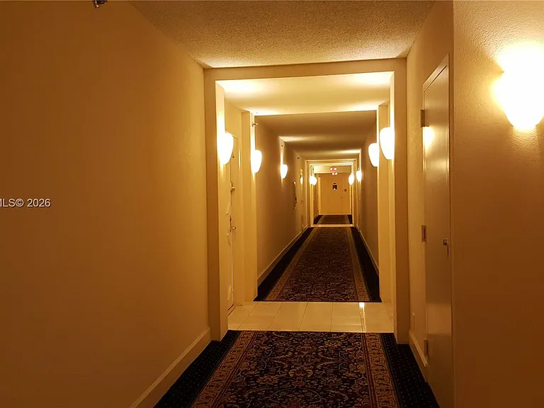 3600 Mystic Pointe Dr #910 — Photo 31
