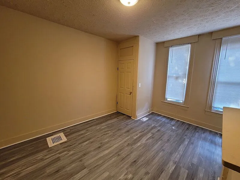 3 bed, 1.0 bath, 1118 sqft, $1,200 — Photo 3