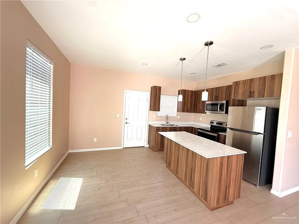 3 bed, 2.0 bath, 4158 sqft, $1,250 — Photo 4