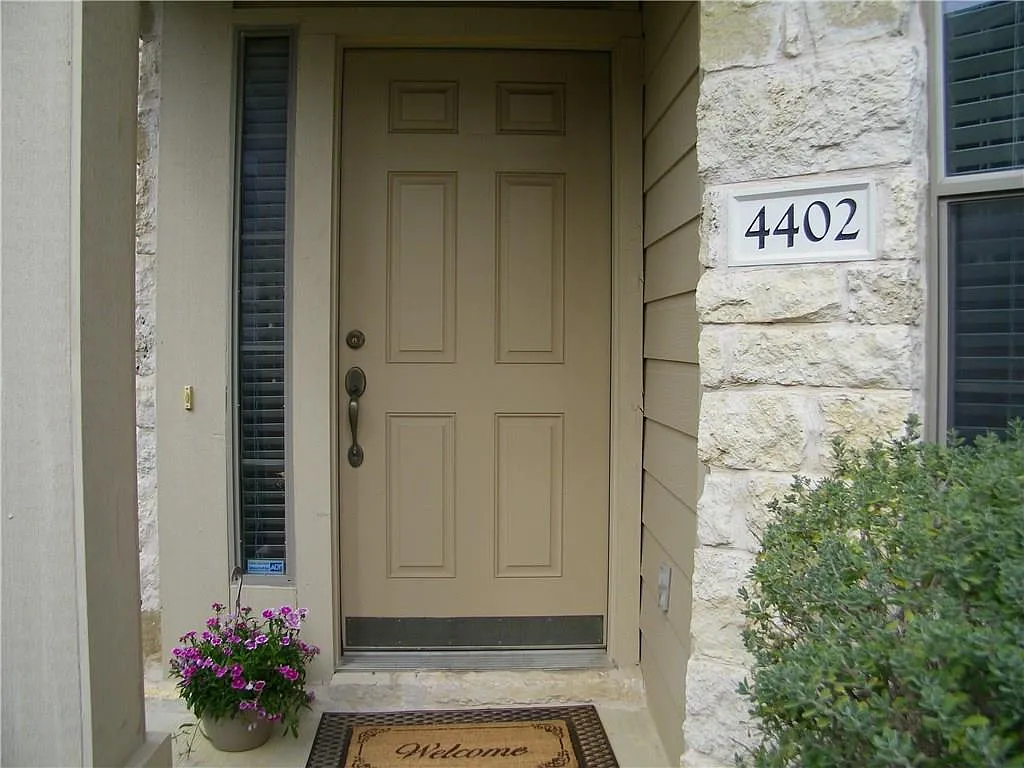 2 bed, 2.5 bath, 1391 sqft, $1,975 — Photo 2