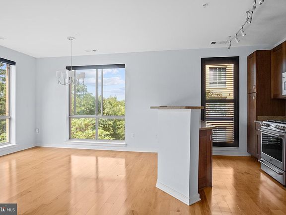 3rd image of 2200 N Westmoreland St Unit 323
