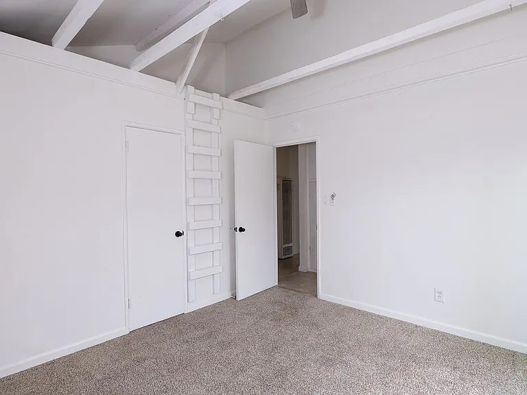 136 Oxnard Ave — Photo 21