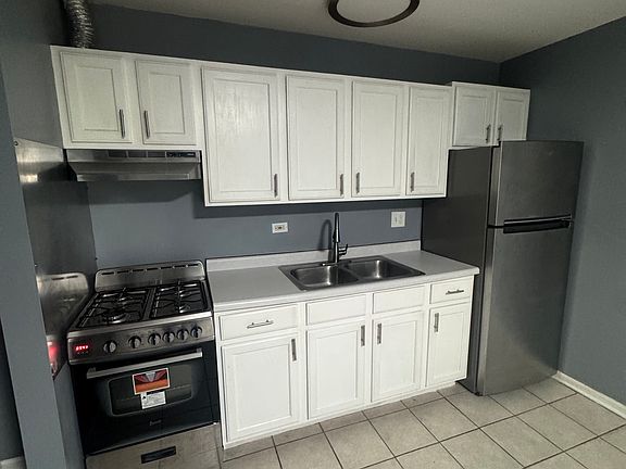 2nd image of 6222 W Addison St #1