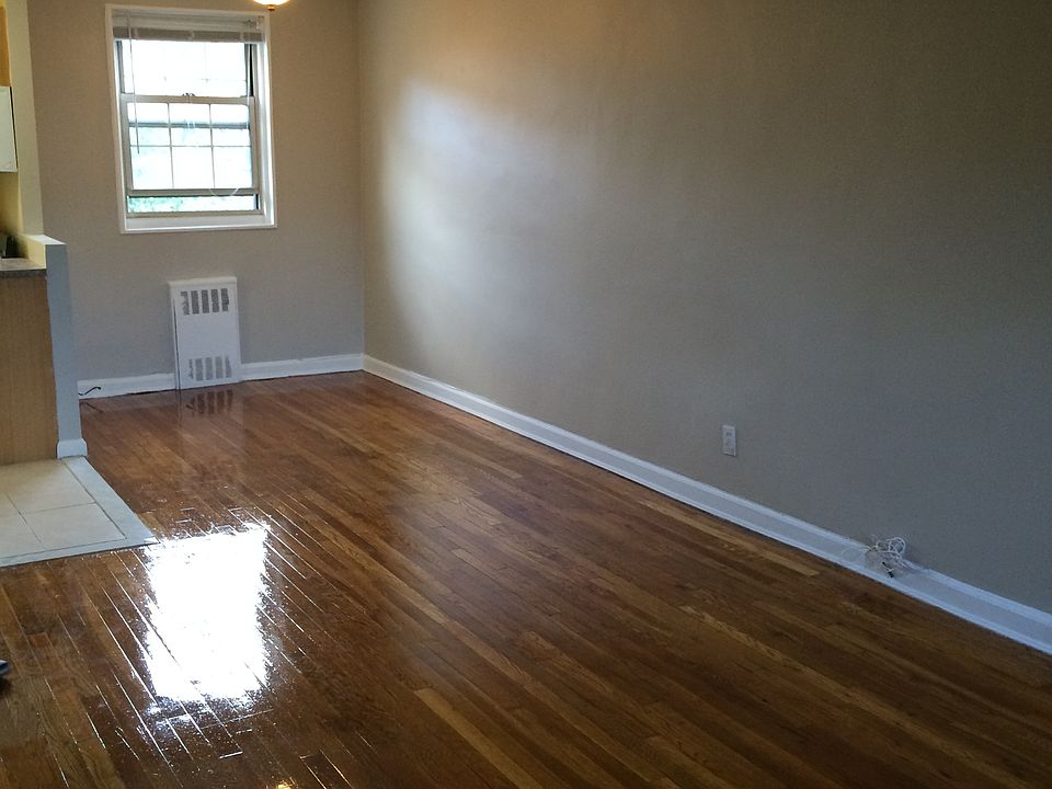 LIVING ROOM/DINING AREA