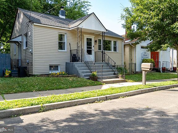 3rd image of 219 Front St