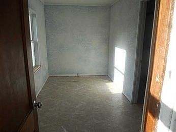 4th image of 327 Acacia St