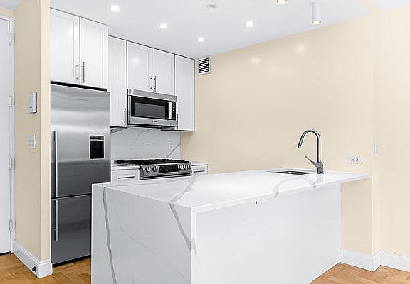 3rd image of 201 W 72nd St APT 11D
