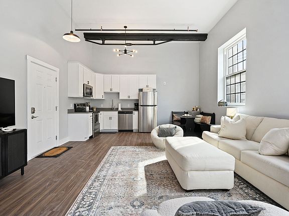3rd image of 905 Bingham St APT 104