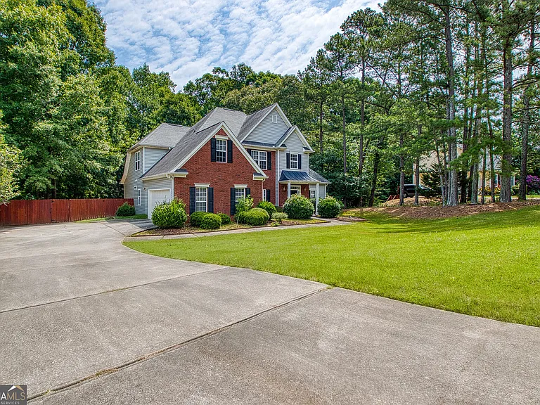 255 Squire Ln — Photo 3