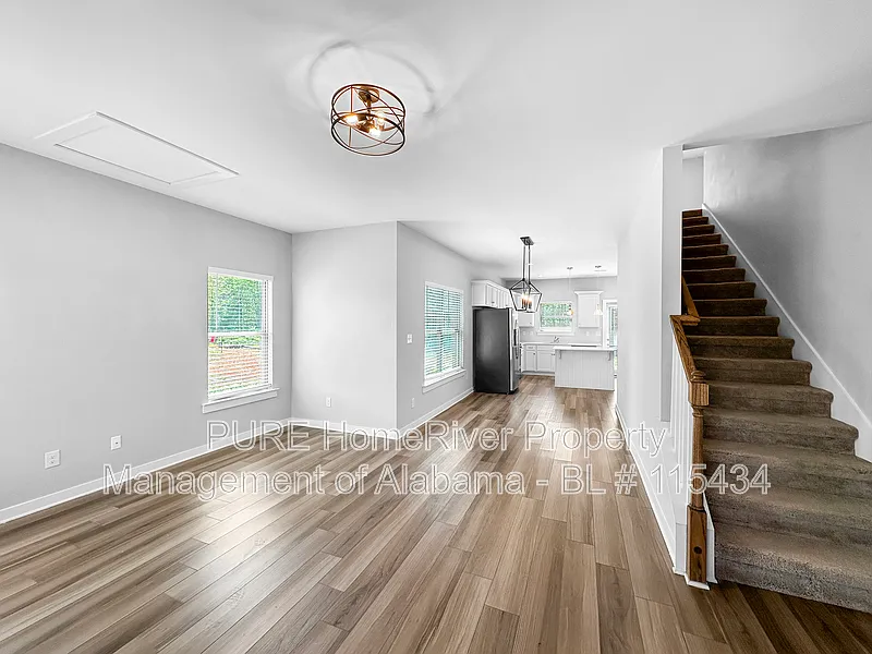 5 bed, 3.0 bath, 2514 sqft, $1,945 — Photo 2
