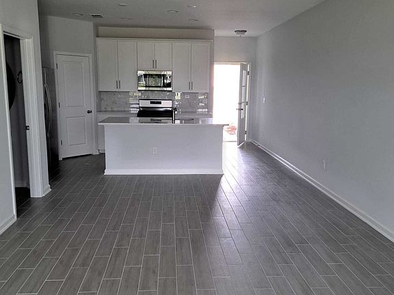 3rd image of 318 Brandon Lakes Dr #1