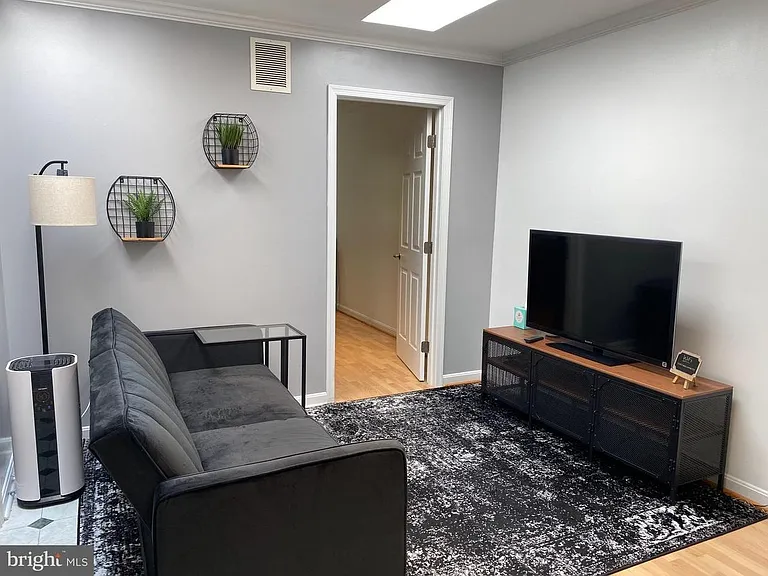 617 N Henry St — Photo 5