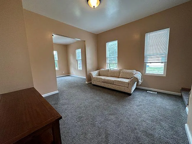 697 Allyn St — Photo 3