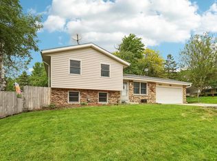 904 Valley Dr, Watertown, WI 53098