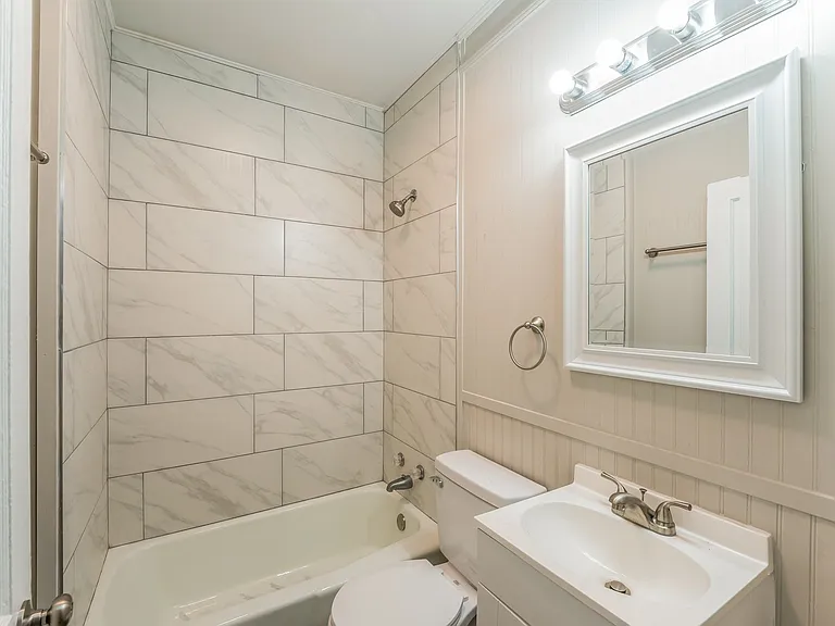 1568925_027_main_bathroom_13080455.jpg