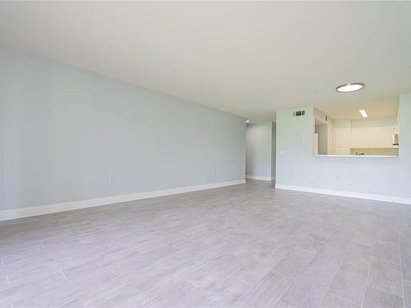 5th image of 13905 Fairway Island Dr APT 1012
