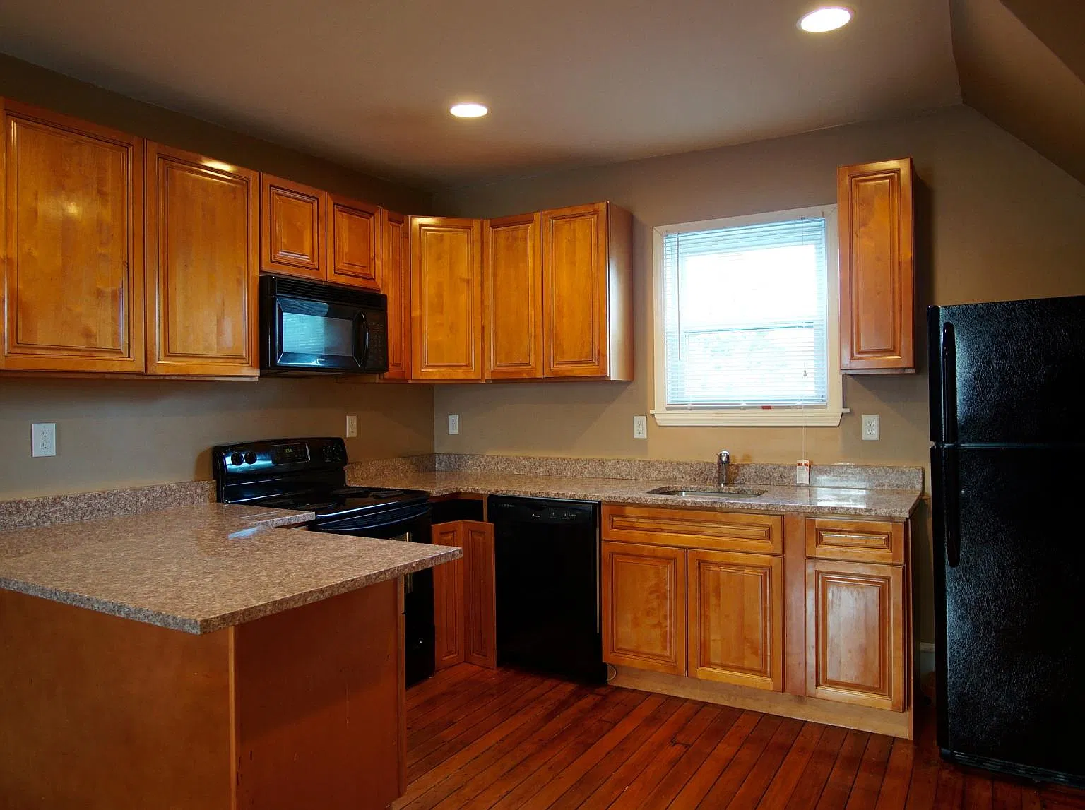 373 Bay View Ave — Photo 2