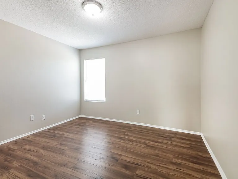 1435 Foxwood Ln — Photo 13
