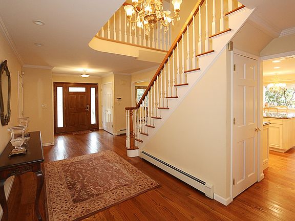 5th image of 33 McLane Dr