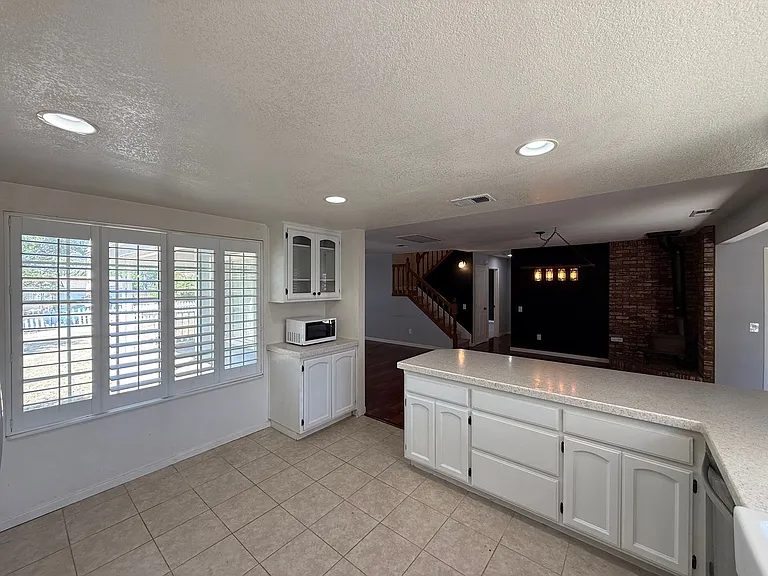 16327 Bassett Ct — Photo 4