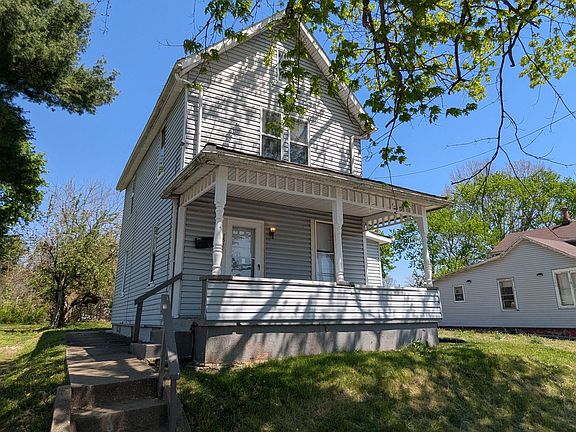 2nd image of 1511 2nd St NE