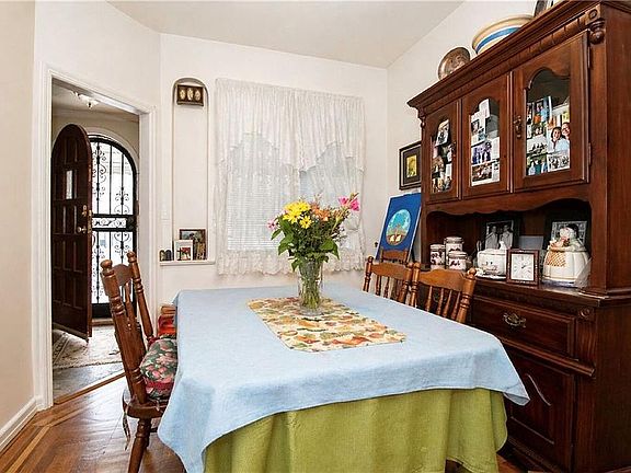 5th image of 2544 Hubbard St