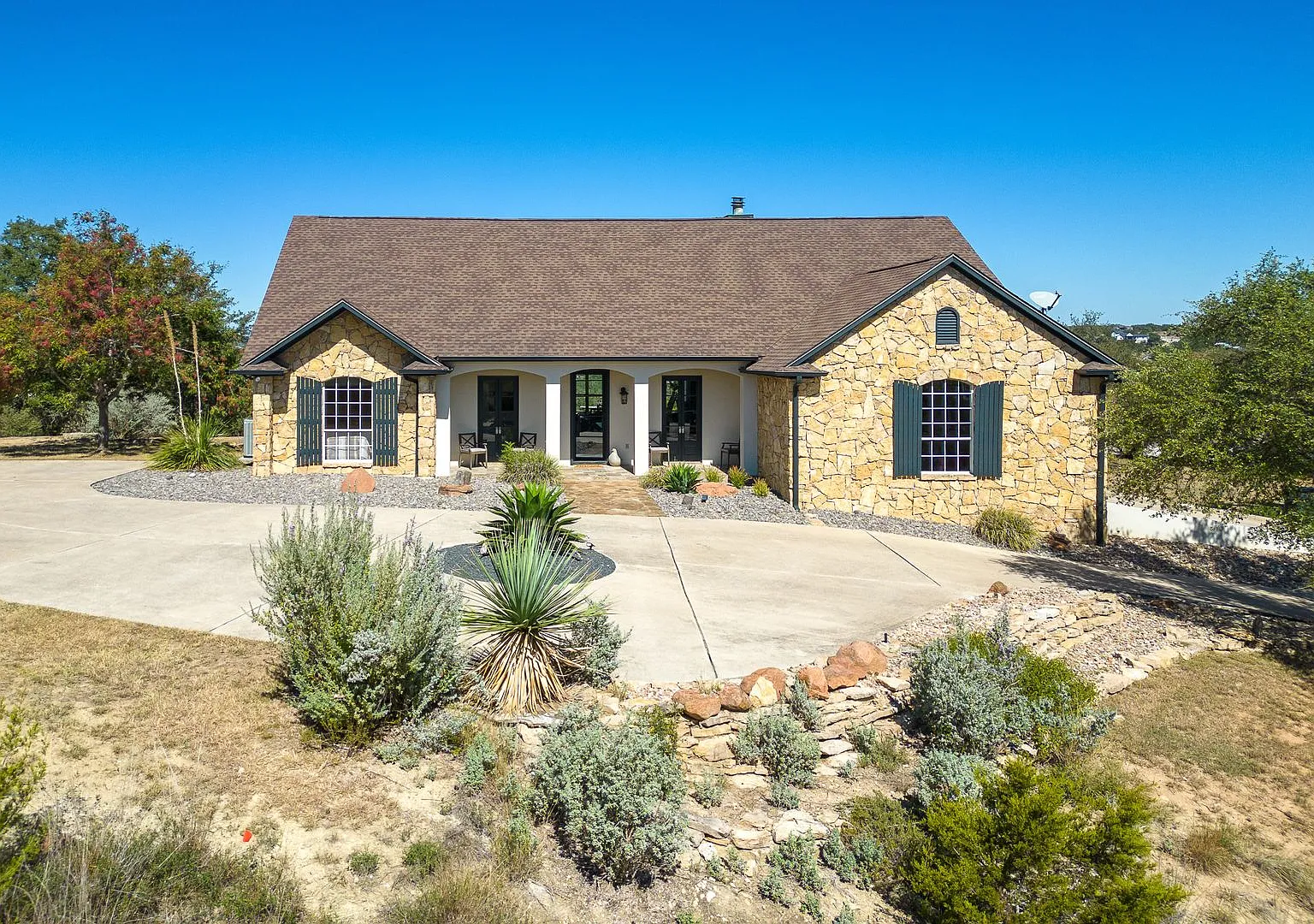 Fully Furnished Hilltop Retreat with Panoramic Lake Travis Views — Photo 2