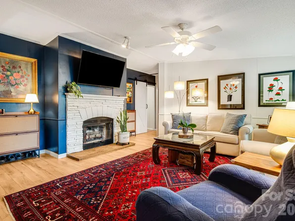 217 Sandy Creek Ct, Hendersonville, NC 28792
