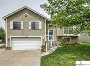 18216 Lillian St, Omaha, NE 68136