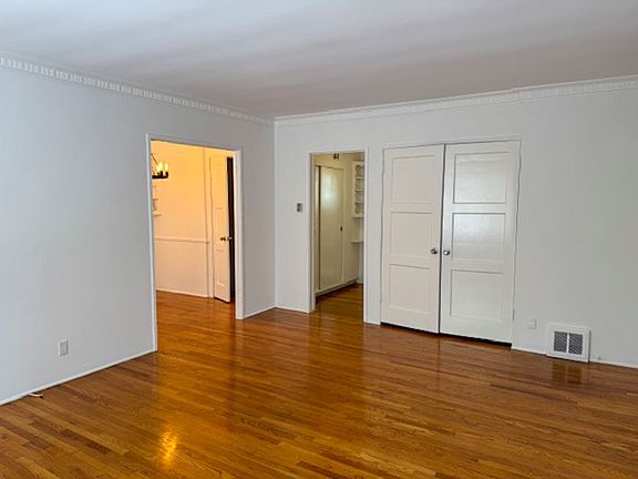 4th image of 8316 Blackburn Ave #8318
