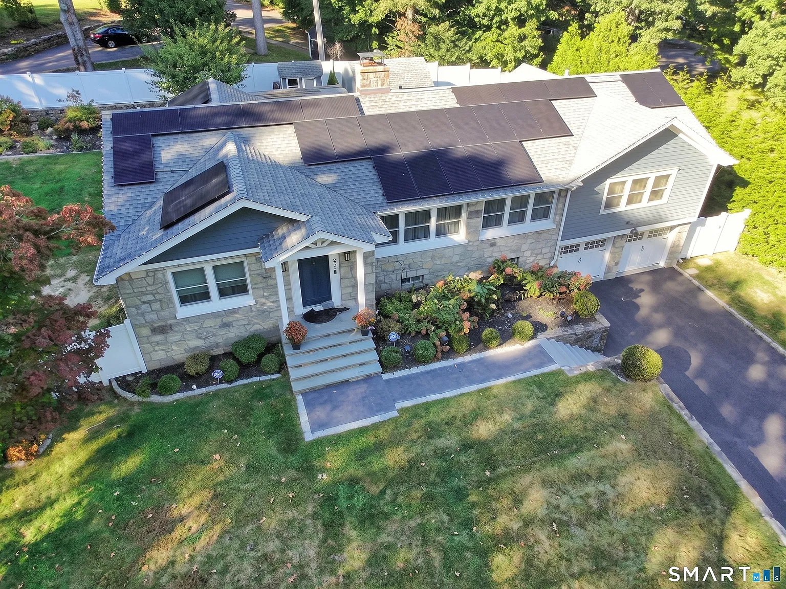 3 bed, 3.5 bath, 3638 sqft, $5,000 — Photo 2