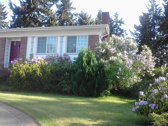 has circular drive way