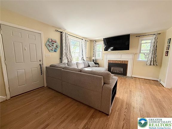 4th image of 2303 Huntington St