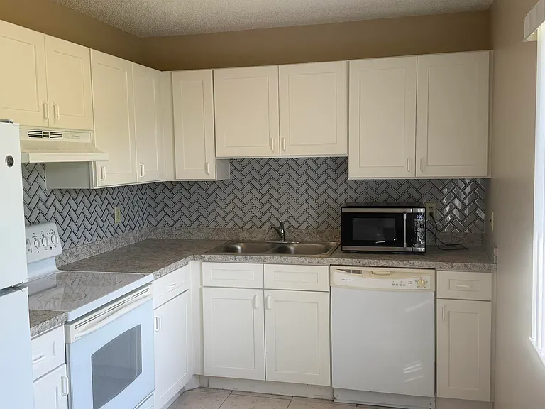 1131 SE Parrish Ct — Photo 4
