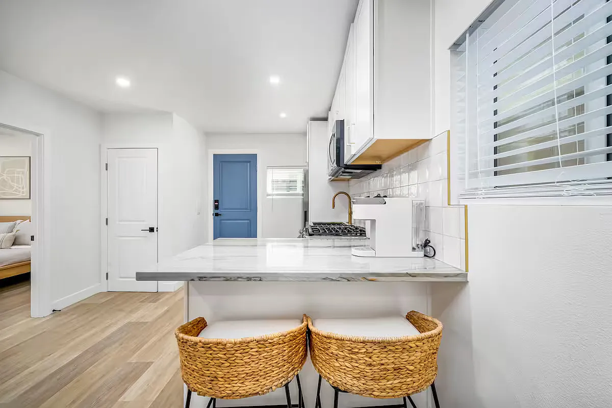 2 bed, $4,000 — Photo 4