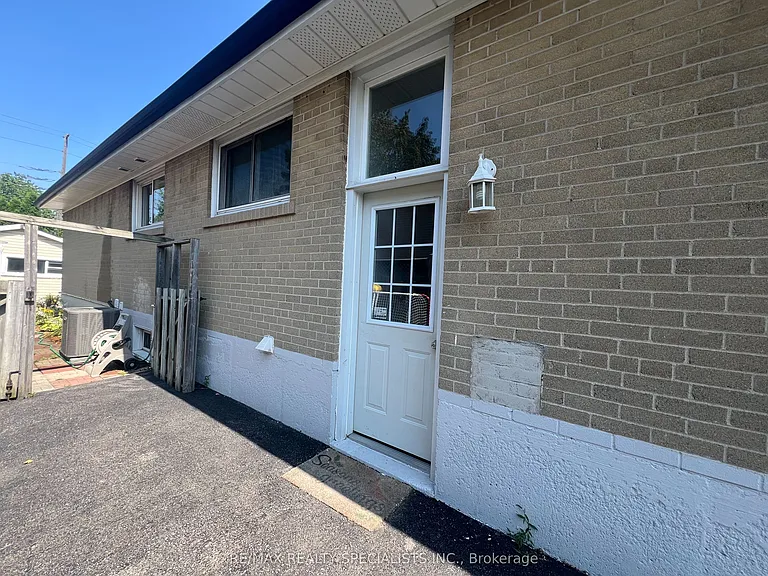 1763 Sandgate Cres #LOWER — Photo 3