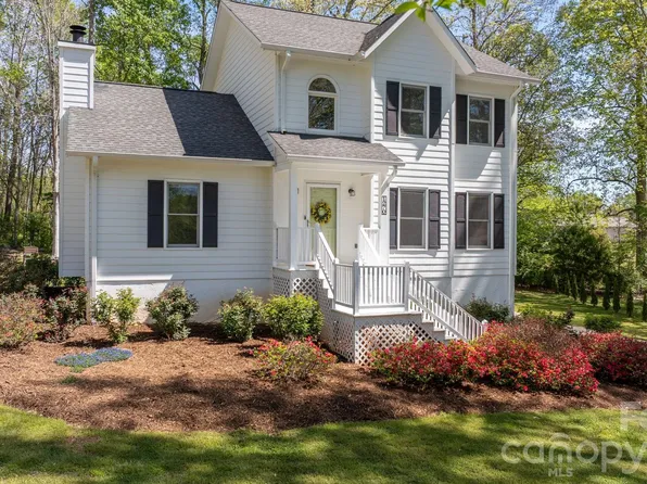 1270 Berra Pl, Hickory, NC 28602