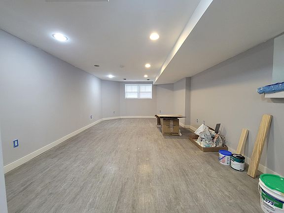 5th image of 1836 W Byron St Floor Basement