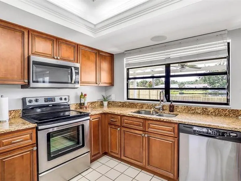 16208 Pebblebrook Dr — Photo 6