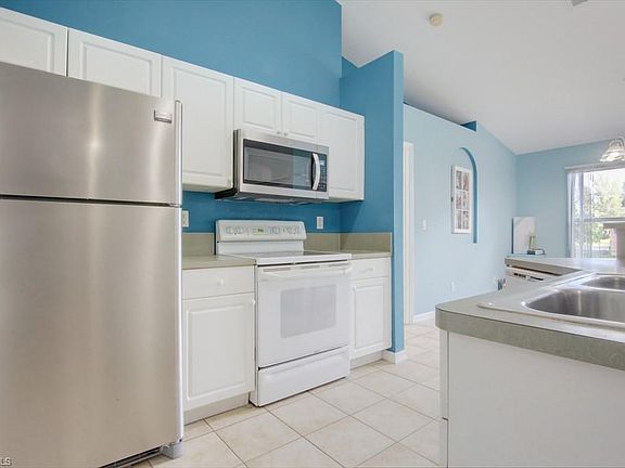 4th image of 847 SW 32nd Ter