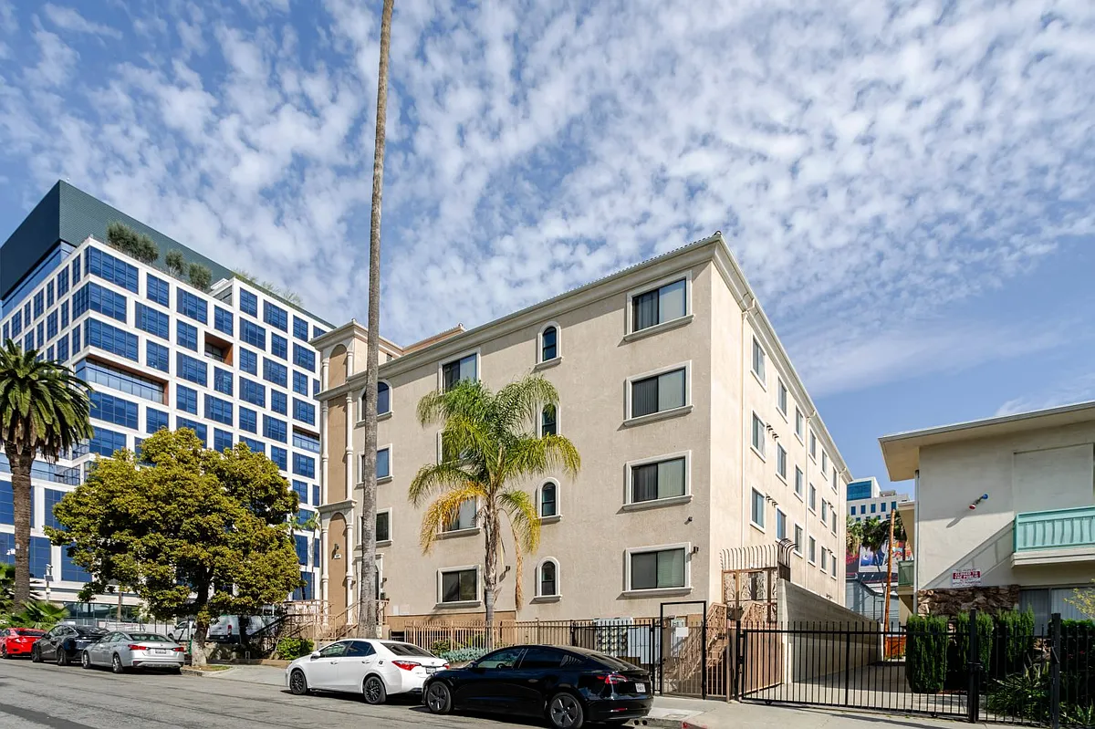 Building Photo - 1466 Tamarind Ave #304