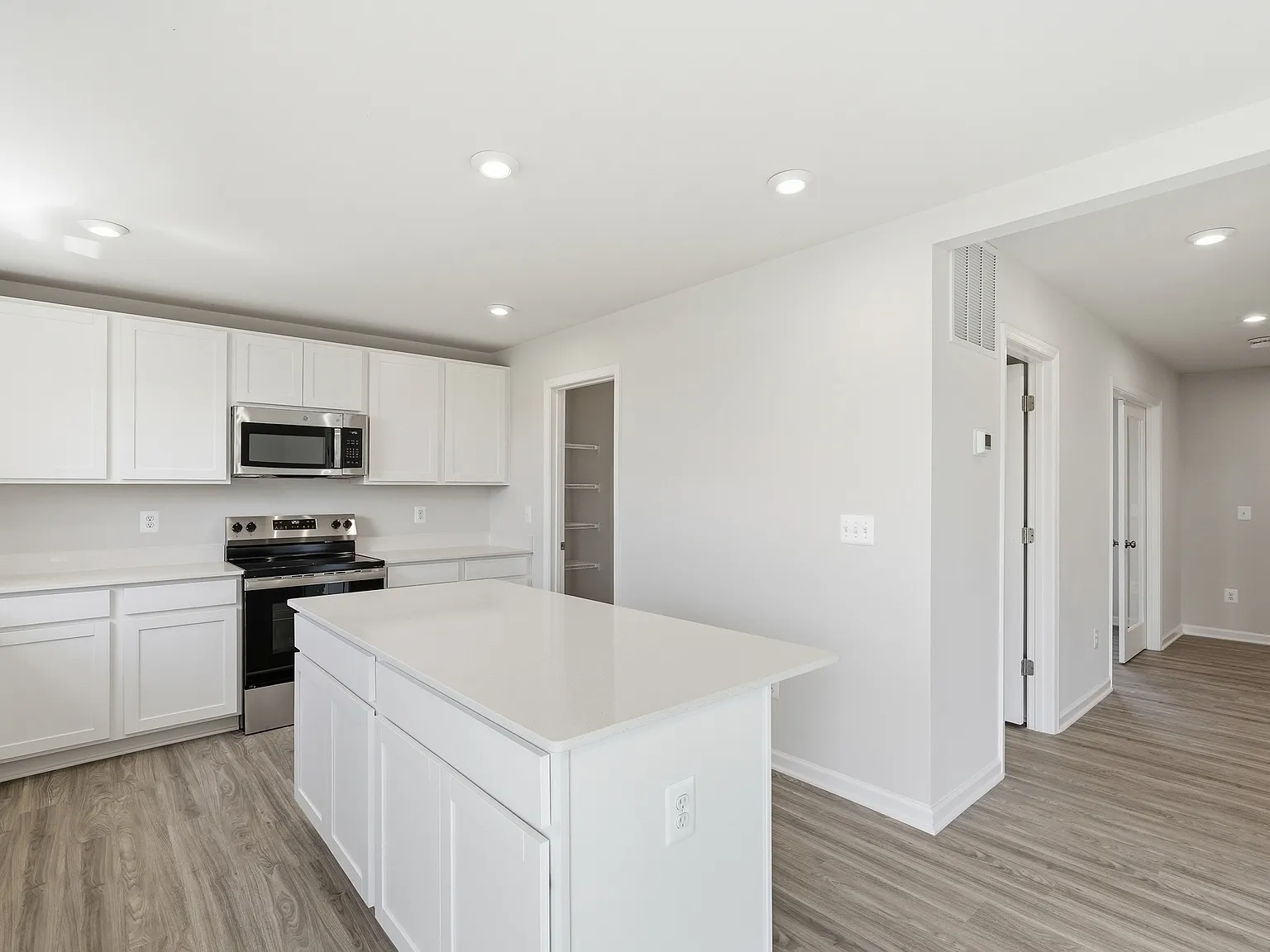 4 bed, 2210 sqft, $2,600 — Photo 4